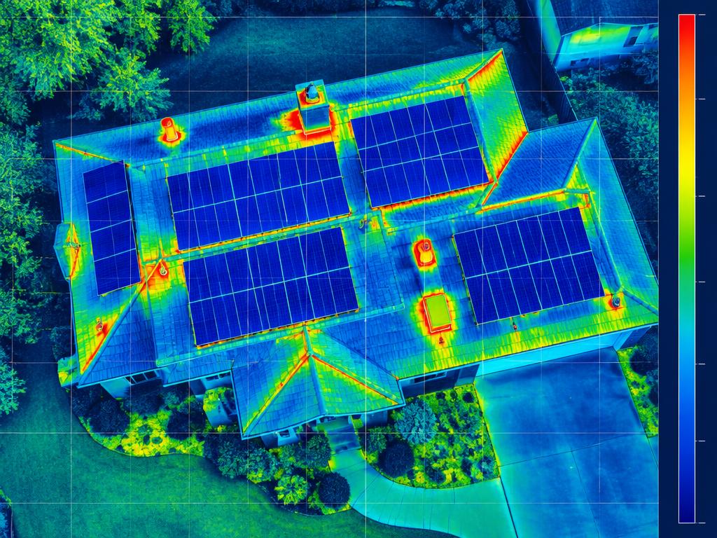 Termovizní snímek střechy rodinného domu s fotovoltaikou pořízený dronem
